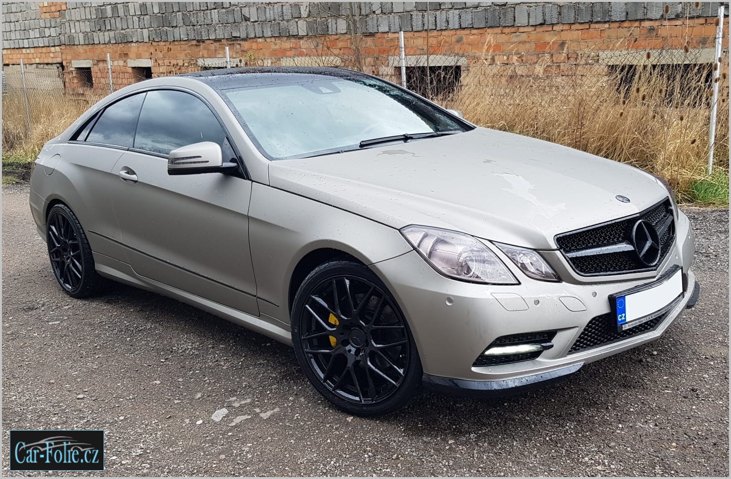 Mercedes hnědá
